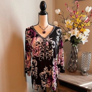 Lovely JM Collection Top, with matching necklace. Size Large.